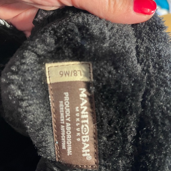 Like new Manitobah Mukluks only worn a few times. - Picture 5 of 6